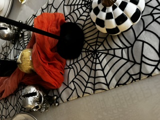Halloween 4 guest Set - dishes & decor view 4